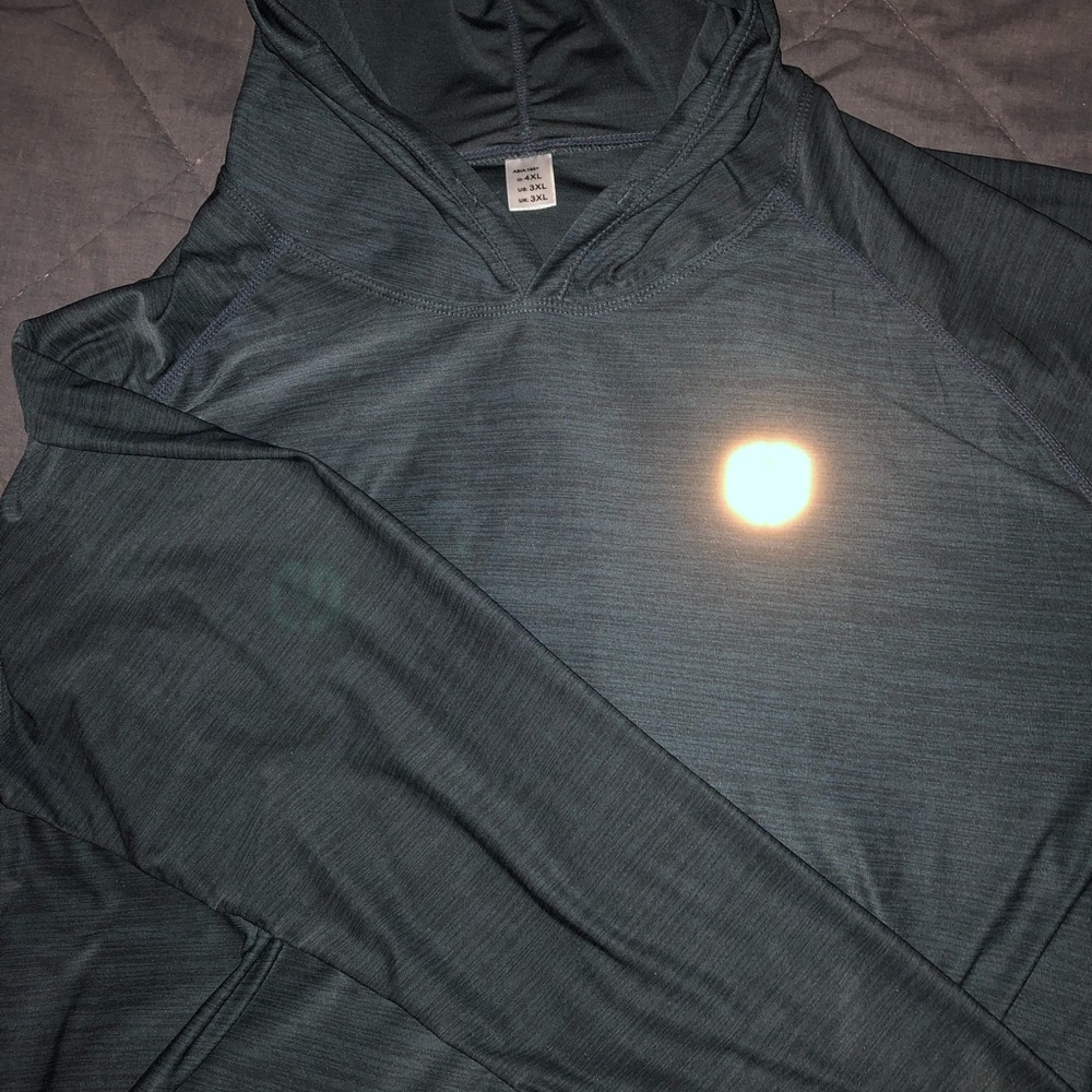Lightweight men’s pullover hoodie. 100% polyester. The emblem is reflective
